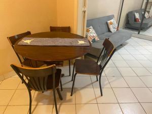 Meio de Copacabana, 200 metros da praia, posto 5