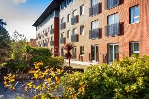 Fabulous Modern Luxury Apartment Sleeps 6- Parking - Dunmurry