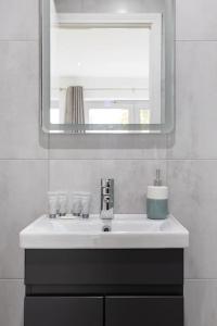 Fabulous Modern Luxury Apartment Sleeps 6- Parking