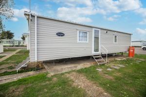 Beautiful caravan with free WiFi at Seawick Holiday Park in Essex ref 27113S