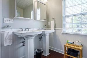 Modern 3BR Townhome Near Downtown Woodstock