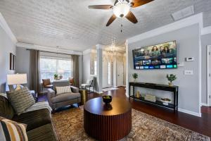 Stay In This Chic Townhome Near Olde Rope Mill