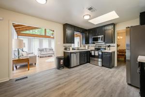 Enjoy This Roomy Cabin Style 5BR With A Pool Table