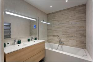 REF 1229 - Cannes Croisette - Sea view apartment for rent