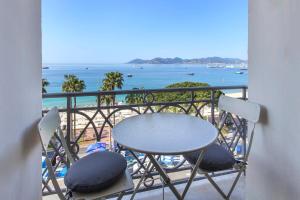 REF 1196 - Cannes Croisette - Sea view apartment for rent