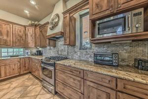 Scenic Ruidoso Home w Large Deck + Hot Tub!
