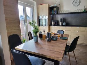 Modernes behagliches Haus mit Kamin, Terrasse und Garten