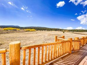 New! Beautiful, Spacious Modern Home on a Large Acreage - Peaks & Prairies Retreat