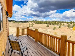 New! Beautiful, Spacious Modern Home on a Large Acreage - Peaks & Prairies Retreat