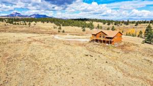 New! Beautiful, Spacious Modern Home on a Large Acreage - Peaks & Prairies Retreat
