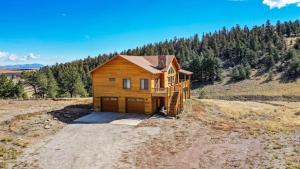 New! Beautiful, Spacious Modern Home on a Large Acreage - Peaks & Prairies Retreat