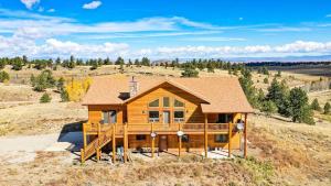 New! Beautiful, Spacious Modern Home on a Large Acreage - Peaks & Prairies Retreat