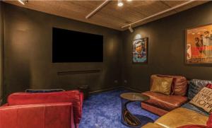 5 Star Luxury Woodland Retreat Sleeps 12 Hot tub Sauna