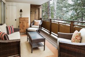 Little Nell Condominiums Unit 7, Sleek Downtown Condo with Private Deck, Designer Upgrades