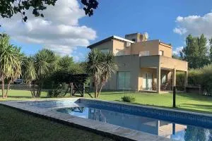 Las Acacias - Pablo Acosta