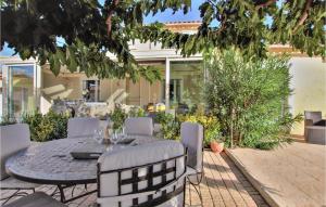 Maisons de vacances Beautiful Home In Chteaurenard With Outdoor Swimming Pool, Wifi And Private Swimming Pool : photos des chambres