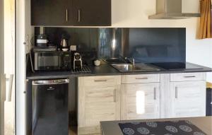 Maisons de vacances Gorgeous Home In Uchaux With House Sea View : photos des chambres