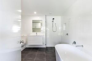 Five Pines Beach House at Birubi 20 Robinson St pet friendly aircon and WiFi