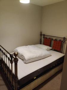 Next to the Palace and Royal Mile with parking