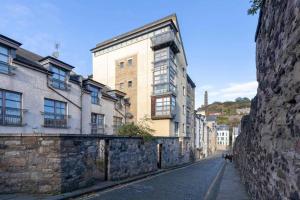 Next to the Palace and Royal Mile with parking