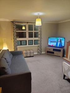 Next to the Palace and Royal Mile with parking