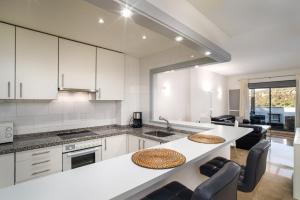 Rock Bay I 2392 beautiful seaview penthouse