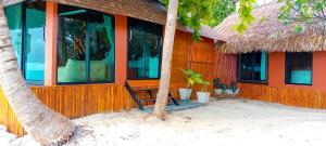Sea To Moon Lipe