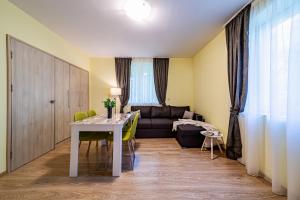 Sunny and Quiet 2bdr Central Apartment