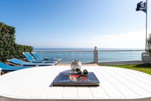 11 House in front of the sea