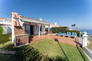11 House in front of the sea