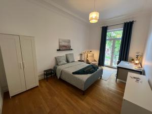 Sejours chez l'habitant Chambres privees -Private room- dans un spacieux appartement - 100m2 centre proche gare : Chambre Double - Vue sur Jardin