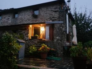 Casa de piedra en pequeña aldea de Ortigueira