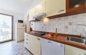 Nice Apartment In Fazana With 3 Bedrooms And Wifi