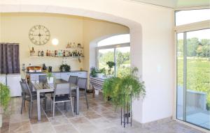 Maisons de vacances Beautiful Home In Suze La Rousse With 4 Bedrooms, Wifi And Private Swimming Pool : photos des chambres