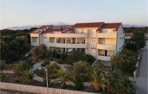 Stunning Apartment In Mandre With 2 Bedrooms, Wifi And Indoor Swimming Pool