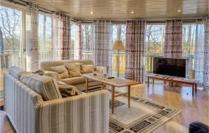 Beautiful Home In Yngered With Wifi