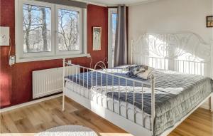 Beautiful Home In Yngered With Wifi