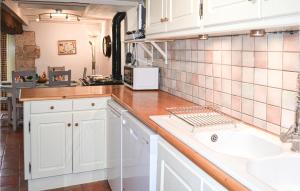 Maisons de vacances Amazing Home In Lusignac With Outdoor Swimming Pool : photos des chambres