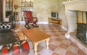 Maisons de vacances Nice home in Montignac Le Coq with 2 Bedrooms, WiFi and Outdoor swimming pool : photos des chambres