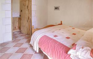 Maisons de vacances Nice home in Montignac Le Coq with 2 Bedrooms, WiFi and Outdoor swimming pool : photos des chambres