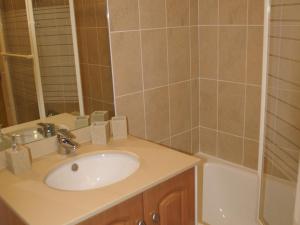 Appartement de Charme 3 Pièces, Cabine, Pied des Pistes, Balcons, Parking, Proche Commodités - FR-1-557-29