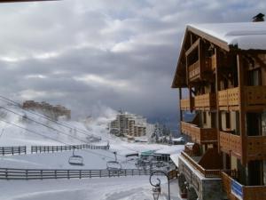 Appartement de Charme 3 Pièces, Cabine, Pied des Pistes, Balcons, Parking, Proche Commodités - FR-1-557-29