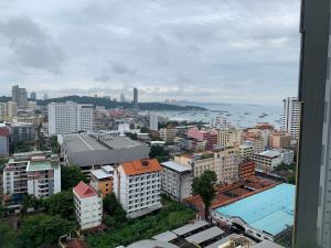 The base一居室边上海滩，商场步行街