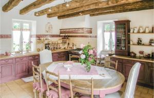 Maisons de vacances 3 Bedroom Nice Home In Fleurac : photos des chambres