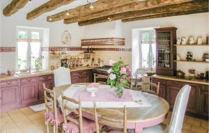 Maisons de vacances Nice home in Fleurac with 3 Bedrooms, Outdoor swimming pool and Swimming pool : photos des chambres