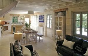 Maisons de vacances Beautiful Home In St, Martin Des Combes With 5 Bedrooms, Outdoor Swimming Pool And Wifi : photos des chambres