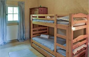Maisons de vacances Beautiful Home In St, Martin Des Combes With 5 Bedrooms, Outdoor Swimming Pool And Wifi : photos des chambres