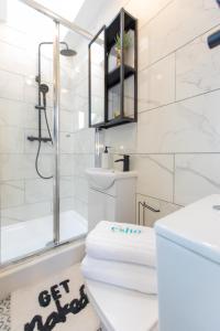 5 bed 5 bath house, free parking, patio garden - Esho Stays