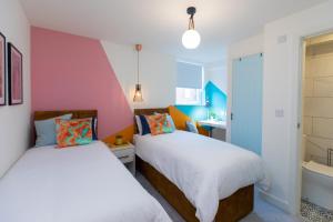 5 bed 5 bath house, free parking, patio garden - Esho Stays