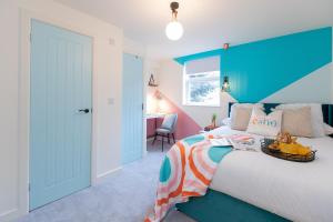 5 bed 5 bath house, free parking, patio garden - Esho Stays